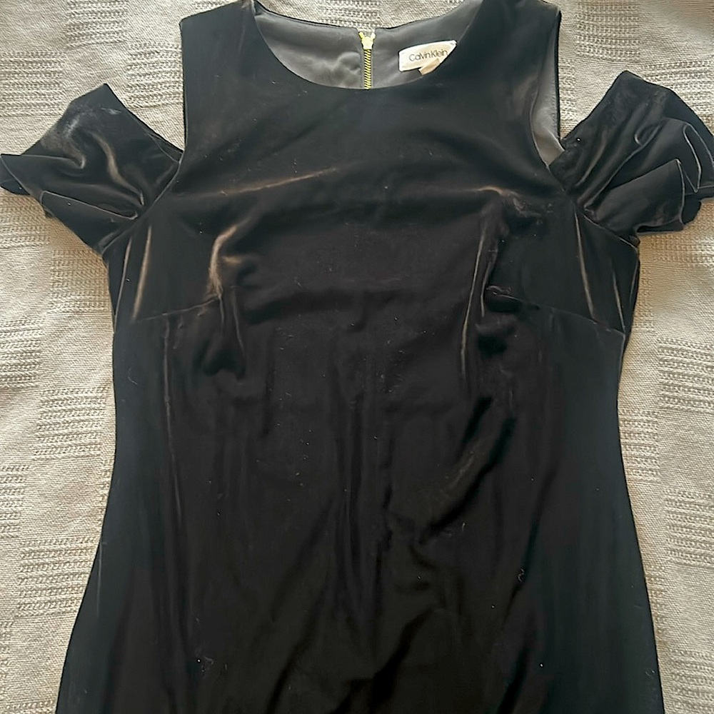 Calvin Klein velvet cold shoulder bodycon mididress. Worn 2x,size 10,has stretch
